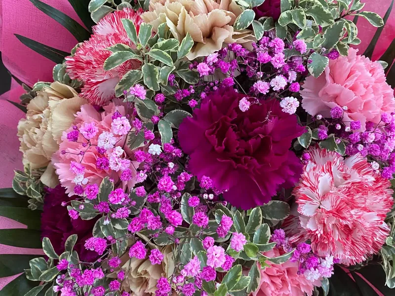 Bouquet de fleurs roses et blanches réalisé par La Serre de Claire